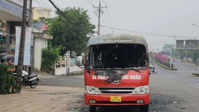 Đồng Nai: Lửa bất ngờ thiêu rụi xe khách 29 chỗ ở quốc lộ 14