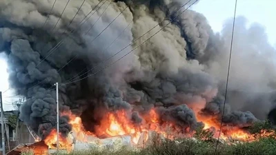 TPHCM: Xưởng gỗ phường Tân Hiệp bốc cháy dữ dội