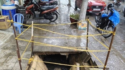 Đà Nẵng: Vỉa hè bất ngờ sụp trên đường Trưng Nữ Vương