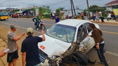 Lâm Đồng: Xe tập lái mất lái, tông trực diện ô tô bán tải trên quốc lộ 20