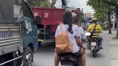 Clip Hai nữ sinh chạy xe máy, không đội mũ bảo hiểm, hút thuốc
