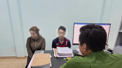 TP HCM: Mâu thuẫn khi dừng xe, hai người lao vào ẩu đả giữa phố Bùi Viện