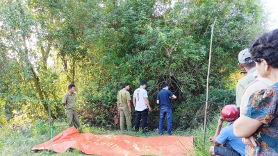 Người dân phát hiện thi thể người đàn ông cùng xe máy dưới mương