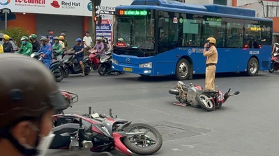 Điều tra vụ ô tô lao lên vỉa hè, tông nhiều xe máy ở Thủ Đức