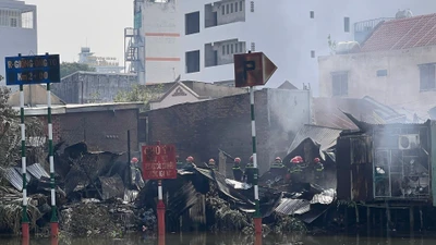 Cháy dãy nhà ven kênh gần chợ Bình Trưng, tiểu thương tháo chạy