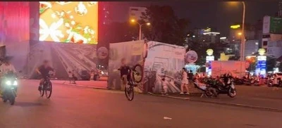 TP HCM: Xác minh clip nam thanh niên “bốc đầu” xe máy trên đường song hành