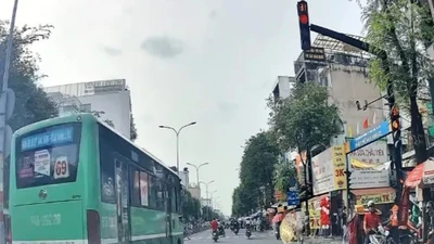 Xác minh clip xe buýt vượt đèn đỏ tại giao lộ ở Tân Phú cũ
