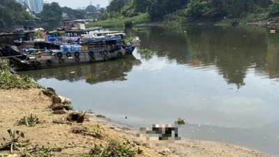 Công an Thủ Đức truy tìm thân nhân nam giới tử vong trên sông Sài Gòn