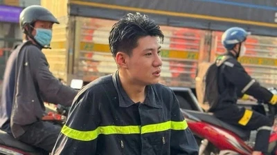 Chiến sĩ PCCC Đà Nẵng cứu nữ sinh trước tình huống nguy hiểm