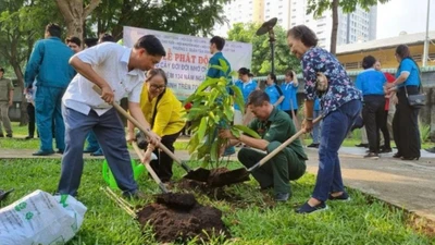 Một chuyến xe thuộc chương trình “Tấm vé nghĩa tình” chở đoàn viên công đoàn và người lao động gặp khó khăn về quê đón Tết (Ảnh VNN)