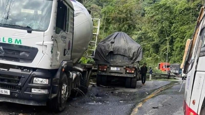 Xe đầu kéo va chạm nhiều phương tiện khi đổ đèo Bảo Lộc