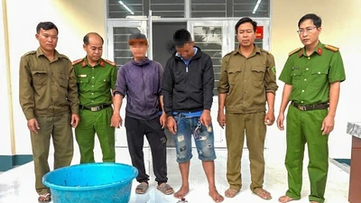 Hai đối tượng bị phát hiện khai thác thủy sản bằng kích điện tại Cà Mau