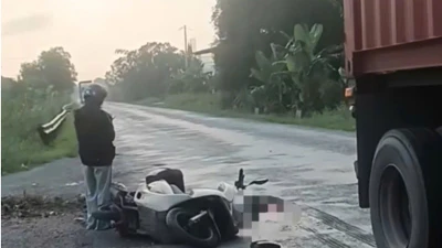 Tây Ninh: Xe máy ngã sau khi sụp ổ gà, xảy ra va chạm với container