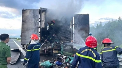 Xe tải chở thư báo bốc cháy trên cao tốc Vân Phong – Nha Trang