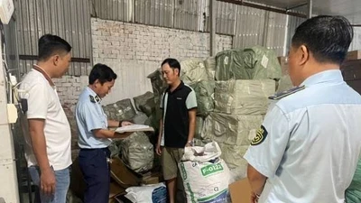 Phát hiện hơn 1 tấn kẹo dẻo không rõ nguồn gốc tại xã Đông Thạnh