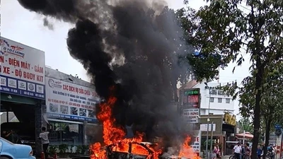 Ô tô bốc cháy trước garage trên đường Nguyễn Duy Trinh