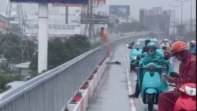 TP HCM: Người đàn ông nghi tự cắt cổ, nhảy xuống sông Sài Gòn tự tử