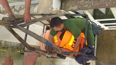 Gia Lai: Người dân và công an cứu sống học sinh lớp 11 nhảy cầu tự tử