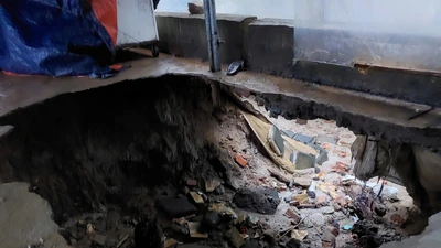 Đà Nẵng: Xuất hiện hố sụt sâu hơn 2m gần khu chung cư Hòa Khánh sau mưa lớn