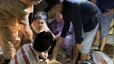 Người đàn ông tấn công hàng xóm rồi cố thủ, đốt nhà ở TPHCM