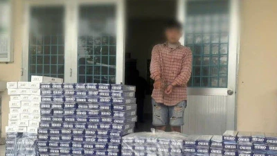 Bắt quả tang nam thanh niên chở gần 1.500 bao thuốc lá lậu ở An Giang