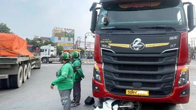 TPHCM: Va chạm với xe đầu kéo, người phụ nữ bị thương tại ngã tư An Phú