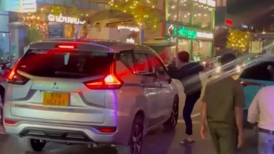 Xác minh clip người đàn ông đập phá xe taxi công nghệ trên đường Phan Văn Trị