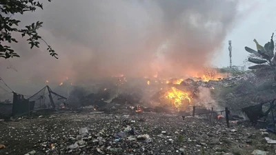 Cháy lớn ở bãi rác tự phát trong khu dân cư đường Đỗ Mười