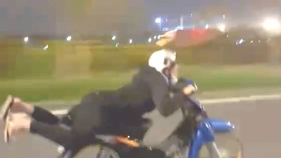 Thanh niên lái xe bằng tư thế lạ trên đường song hành cao tốc