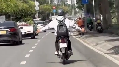 TP HCM: Thanh niên 19 tuổi bị xử lý vì buông hai tay khi chạy xe máy