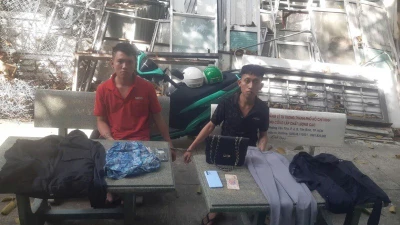 TPHCM: Bắt hai thanh niên cướp điện thoại, tiền mặt của người phụ nữ