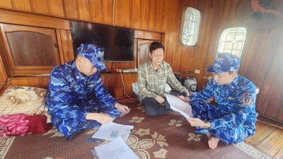 Hải đoàn 11 phát hiện, tạm giữ tàu chở dầu trái phép trên vùng biển giáp ranh