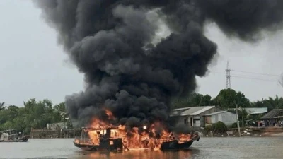 Ghe phát nổ khi đang di chuyển trên sông Cần Giuộc