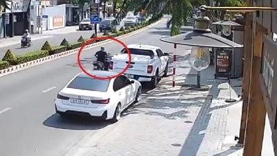 Ô tô đỗ ven đường ở Phú Lợi bị người lạ làm hư gương chiếu hậu