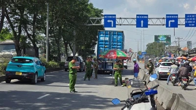 TP HCM: Nữ sinh gặp nạn khi va chạm với container trên đường đến trường