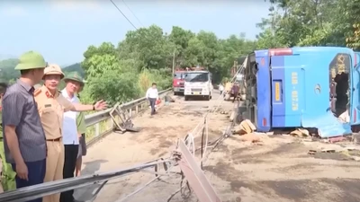 Lào Cai: Mất phanh giữa dốc, xe khách lật khiến nhiều người bị thương
