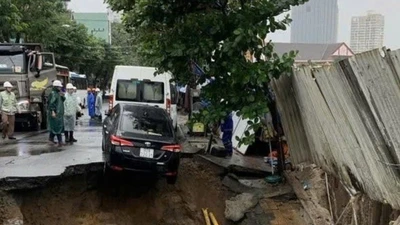 Sụt lún lớn trên đường Nguyễn Công Trứ, nhiều ô tô rơi xuống hố
