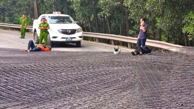 Xe đầu kéo làm rơi thép công trình, hai người đi xe máy bị đè bất tỉnh