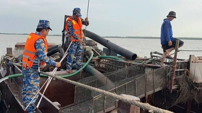 Bắt giữ 4 phương tiện chở cát không giấy tờ tại khu vực sông Cửa Đại