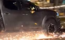 Giữ người khẩn cấp tài xế ô tô trong vụ kéo lê xe máy