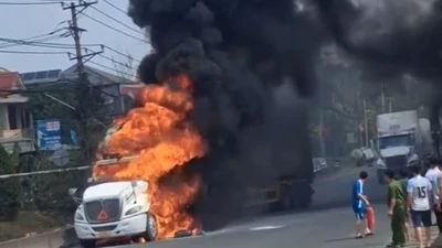 Cháy xe container gần ngã ba Vũng Tàu, tài xế kịp thời thoát ra ngoài