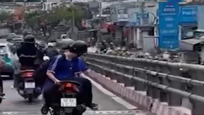 Xác minh clip nam sinh ngồi ngược trên xe máy qua khi đang di chuyển