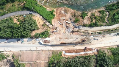 Xử lý khẩn cấp điểm sạt trượt trên cao tốc La Sơn - Hòa Liên