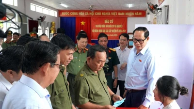 Phó Chủ tịch Quốc hội Trần Quang Phương kiểm tra công tác bầu cử tại An Giang