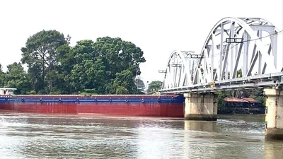 Điều tra sự cố sà lan va chạm cầu Ghềnh tại Đồng Nai 