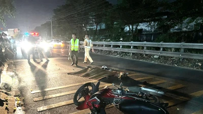 TPHCM: Xe máy va chạm taxi, một người tử vong tại chỗ