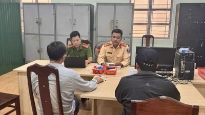 Xe khách tạt đầu, đi không đúng phần đường ở Gia Lai