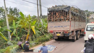 Va chạm xe tải và xe máy trên đường liên xã, một người tử vong