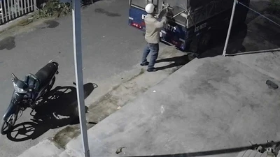 Camera ghi lại cảnh cắt khóa thùng xe tải, lấy đồ giữa phố tại An Giang