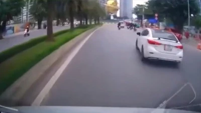 Xác minh vụ ô tô chạy lạng lách trên đường dẫn vào khu đô thị tại Hà Nội